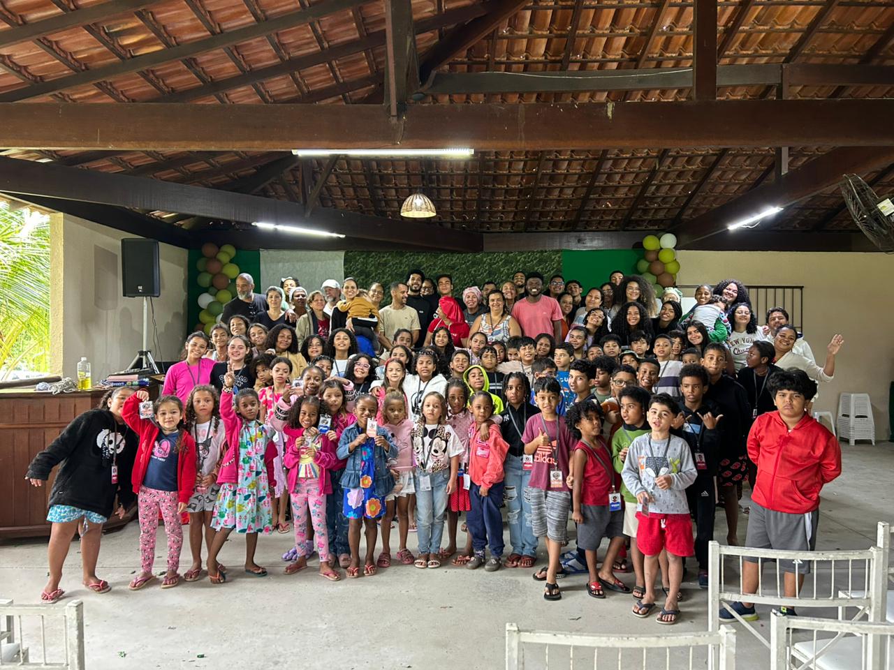 Grupo de crianças em atividade bíblica